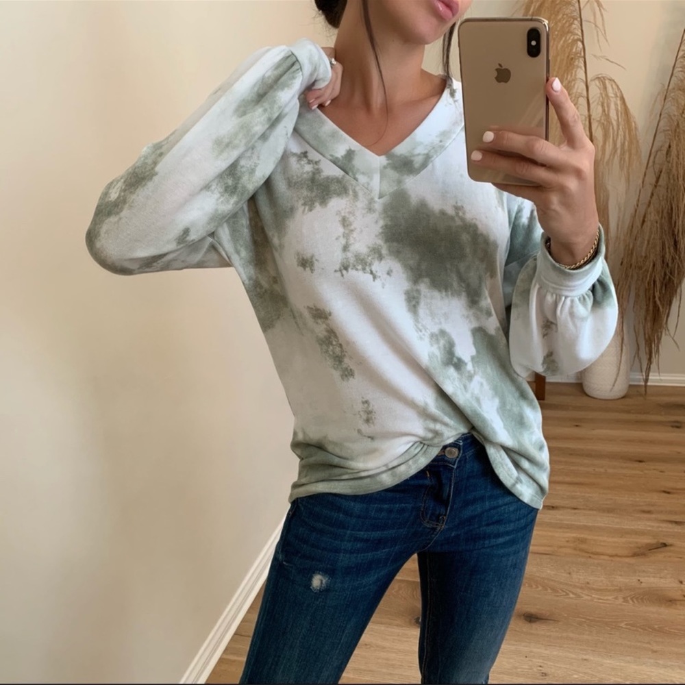 🆕🔄 Reposh Out & About Tie Dye Pullover Top